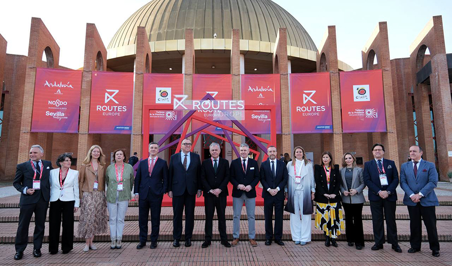 El consejero de Turismo, Arturo Bernal, junto al resto de autoridades que han participado en la apertura de 'Routes'.